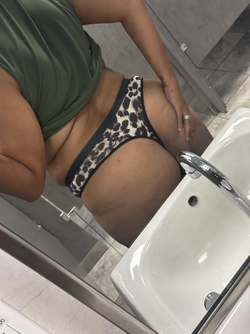 Thumbnail Mrs. Raina Crocker's Cake Delight: Hump Day Sensations