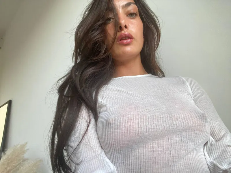 Thumbnail DelfinaChiesa Embraces the Challenge of Hiding Pokies in Style
