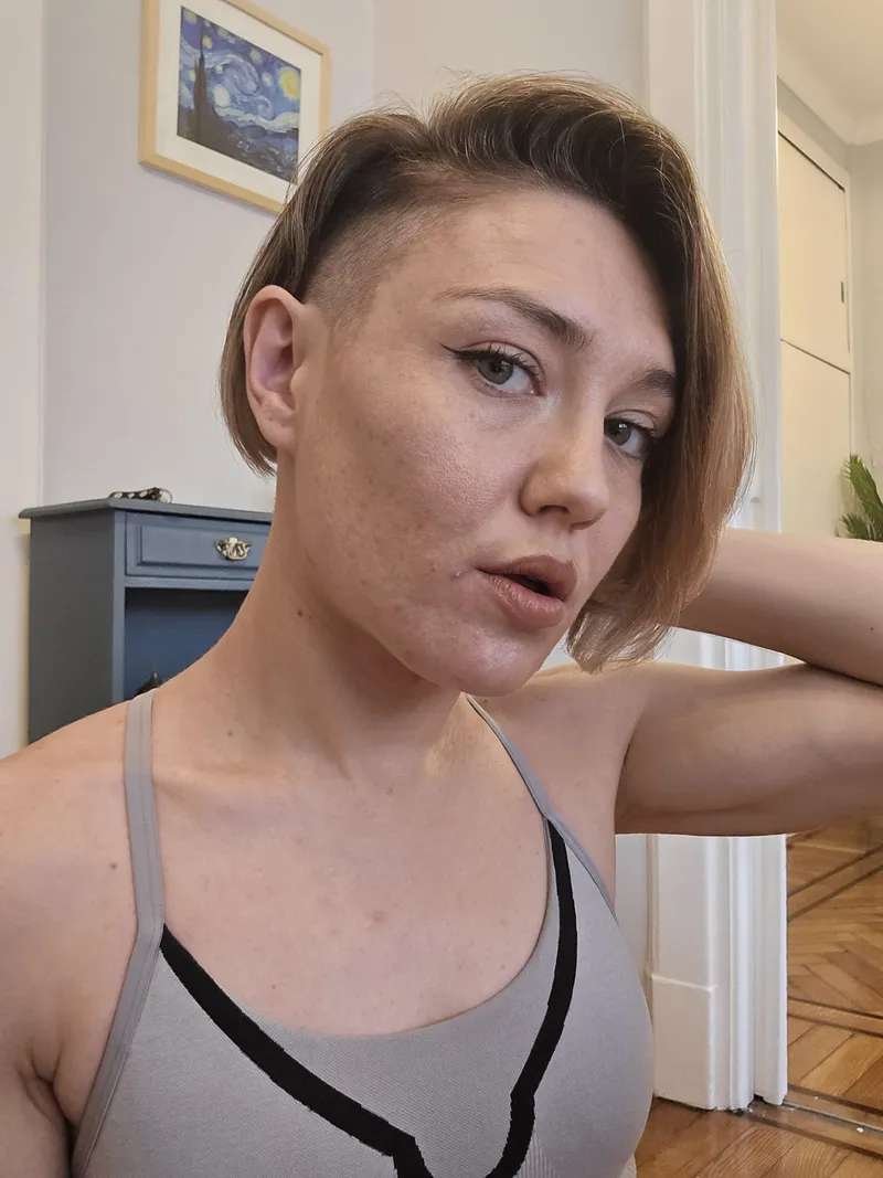 Thumbnail Seductive Charm: Short Hair's Allure Reimagined | Elfa-freyja