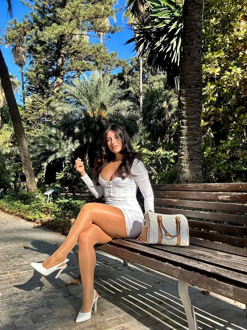 Thumbnail Sheer vs. Shiny: The Ultimate Pantyhose Debate