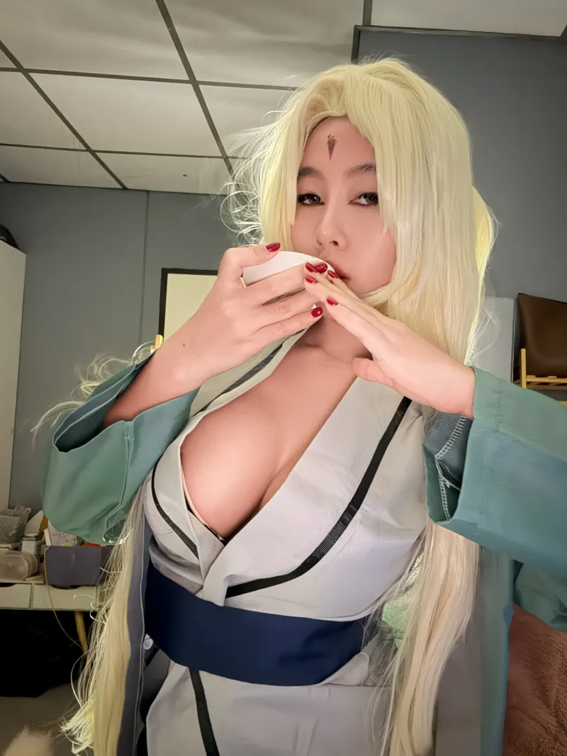 Thumbnail Tsunade Cosplay by Jenny - Elegant CosplayGirls Transformation