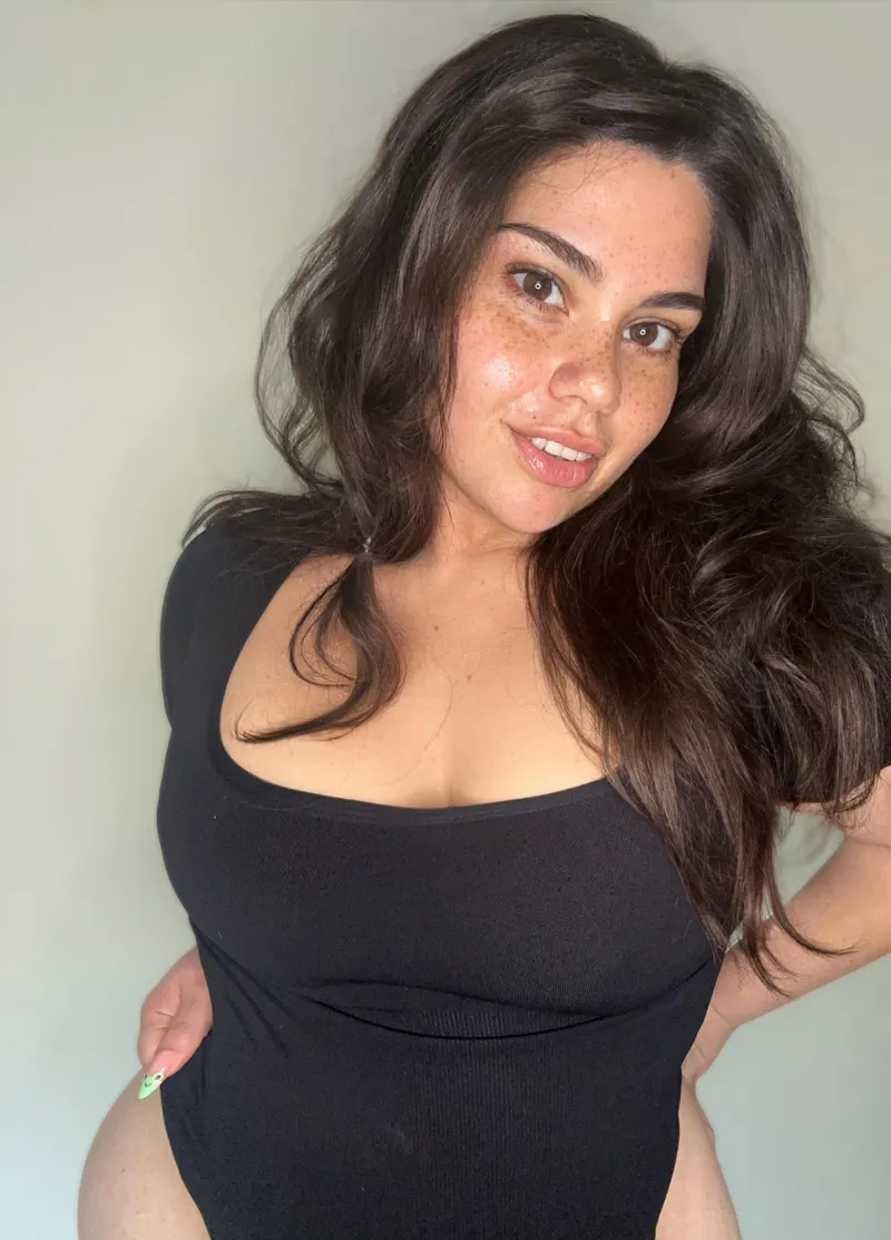 Thumbnail Embracing Imperfections: Freckles, Thick Hips, and Self-Confidence | mollyzedolly