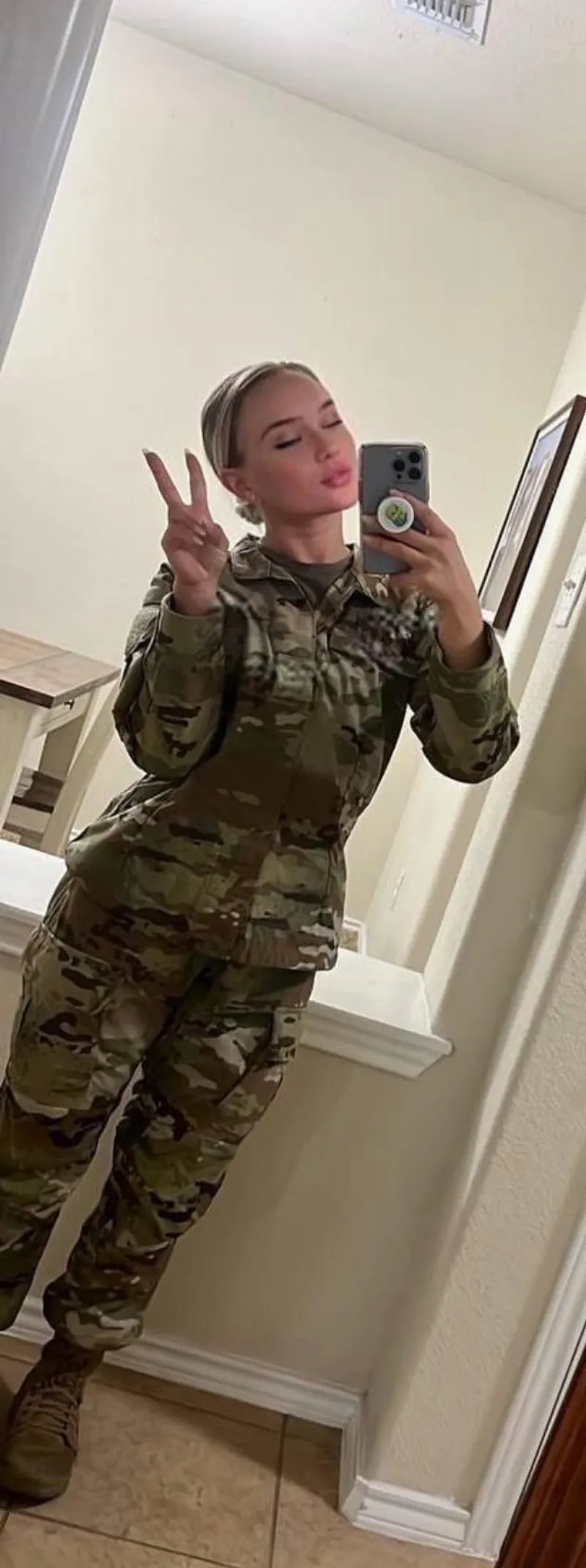 Thumbnail ✌️ Exploring the MirrorSelfie with alyson_soldier2002