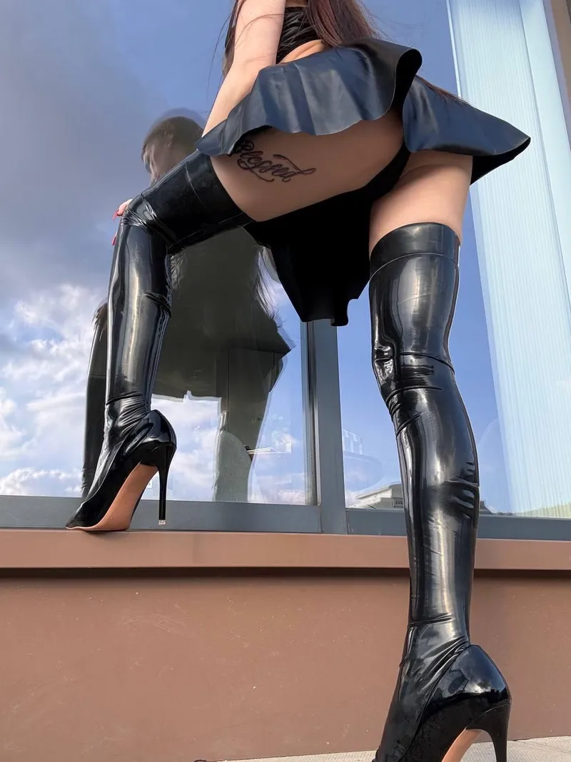 Thumbnail ShinyPorn: Clicking Heels and Shiny Legs | Aussiebabe2023