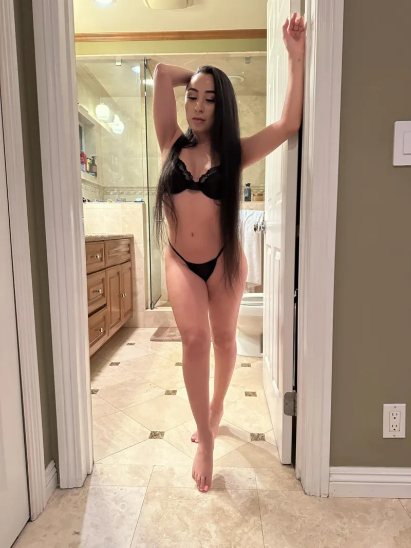 Thumbnail Sweet and Innocent: Discover iLoveBIood's Captivating Persona