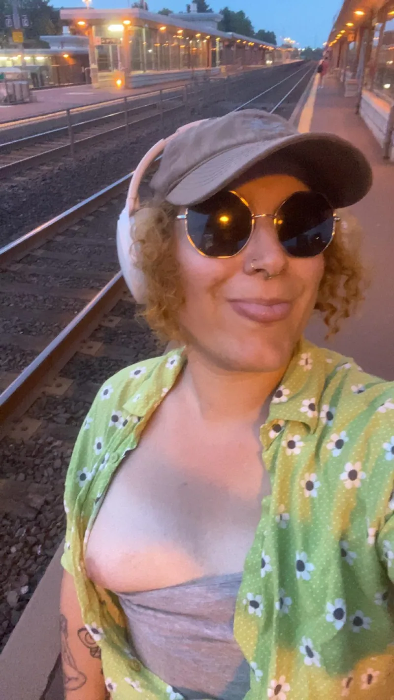 Thumbnail dykesgonewild: YourPlantQueen's Bold Tittie Reveal at the Station