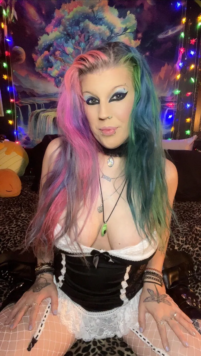 Thumbnail Shaykeyb0nez: Revealing the Neon Housewife Essence