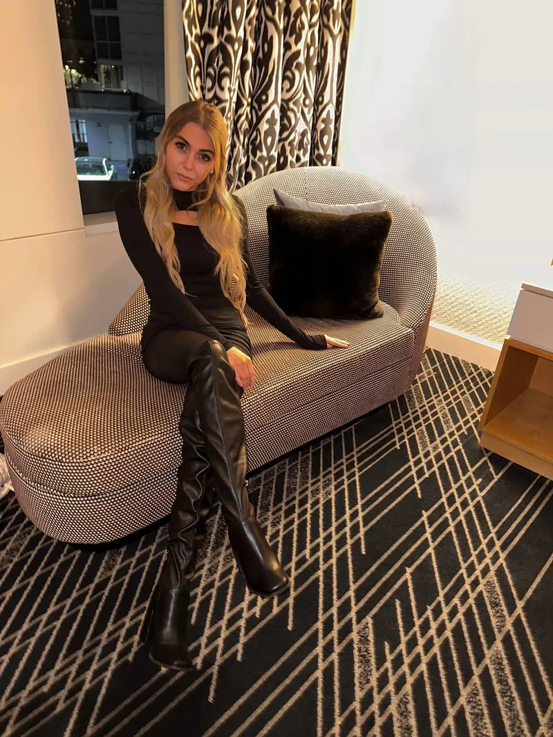 Thumbnail NoirBarbieBabe Stylish All-Black Ensemble