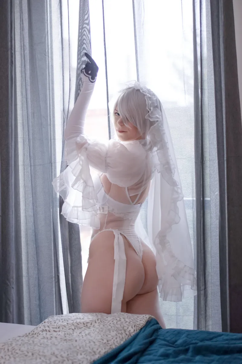 Thumbnail Lionaluxa Stuns as 2b Bride in Luscious Cosplay Art