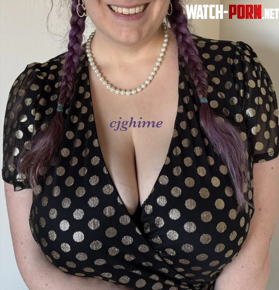 Do you like my cleavage in this dress? by cjghime