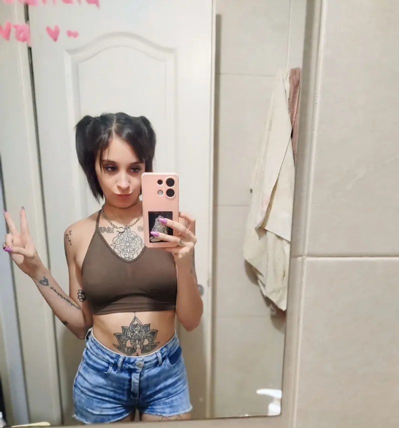 Thumbnail Fresh Start in a Comfortable Top: South-Obligation-486's Croptop Delight