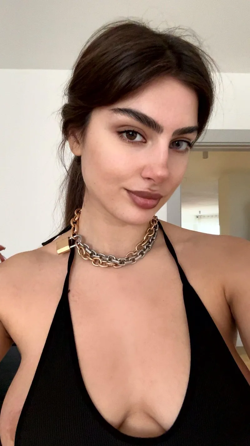 Thumbnail Eva_skyee Flaunts Big and Juicy Cleavage Temptation