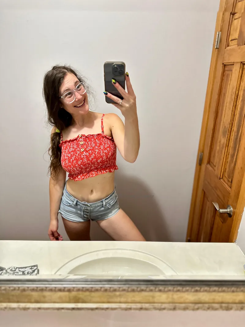 Thumbnail Channeling 70s Vibes in a Croptop: TheAveryOConnor's Stylish Spin