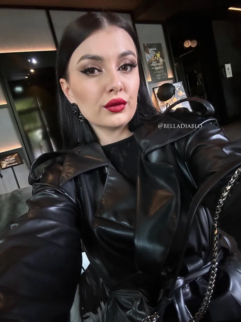 Thumbnail Mesmerising Look by BellaDiablo in the LadiesInLeather Category