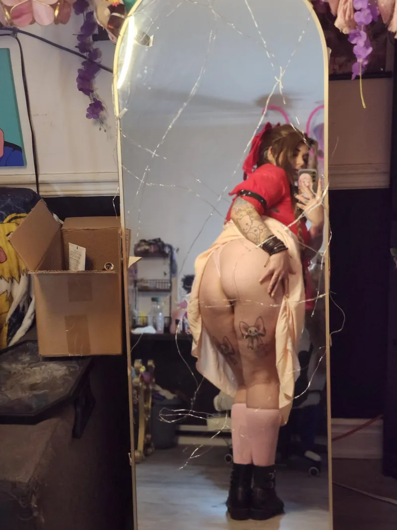 Thumbnail HotApplication6998: Elegance of Aerith Gainsborough in CosplayButts