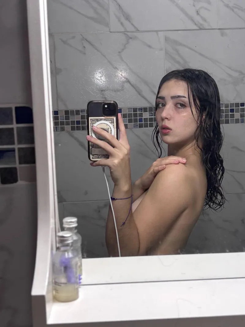 Thumbnail Mirror Selfie in the Shower by Vitski