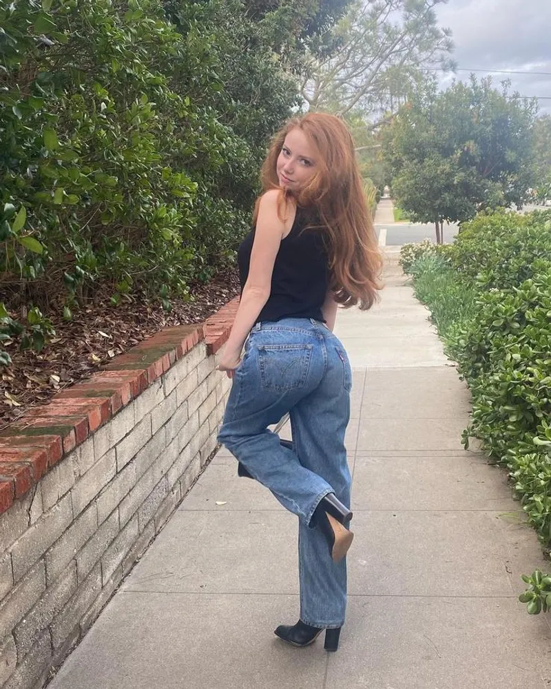 Thumbnail Francesca Capaldi: The Allure of Celebrity Butts Unveiled | QUEENREDLILI