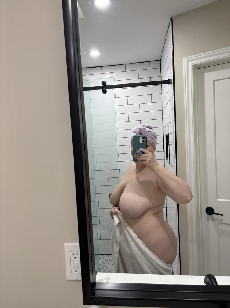 Thumbnail Fresh Out the Shower 🚿 by 1mysecretaccount1: BigBoobsGonewild Refreshment