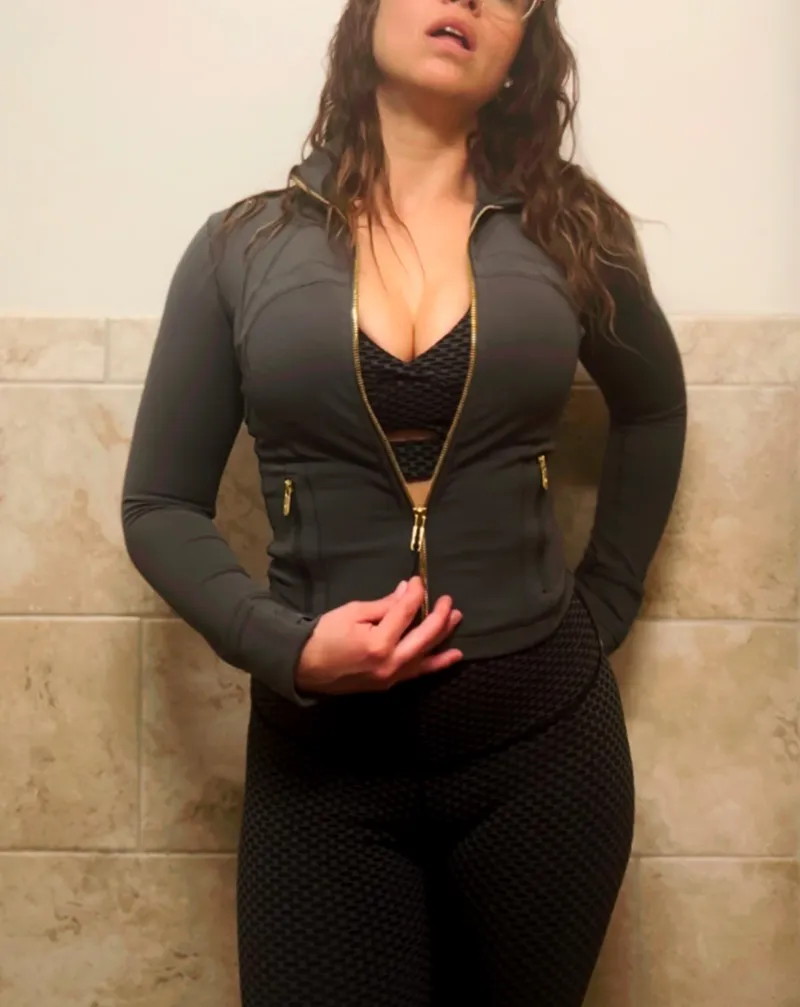 Thumbnail Amandatoryx's Mid-Workout Reveal in Jacket off Cleavage Shot