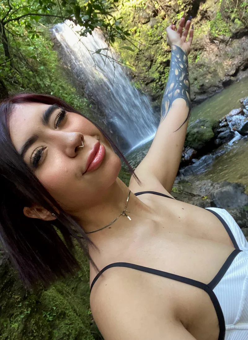 Thumbnail SassyCuteLadie Chooses Crop Top for Busy Days | croptopgirls