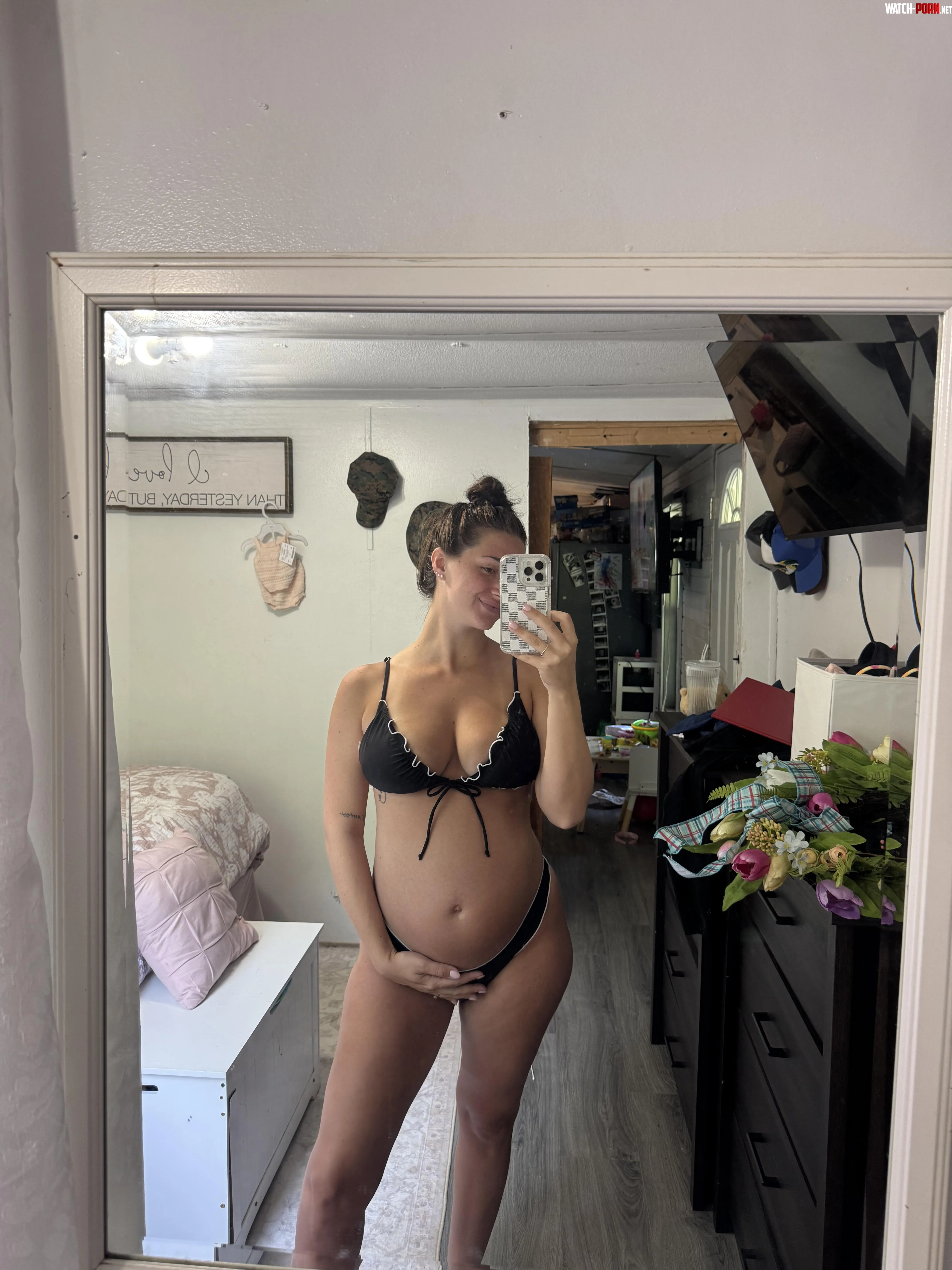 black is suppose to make u look smaller, do you think it worked on my pregnant belly by lillyblakeee