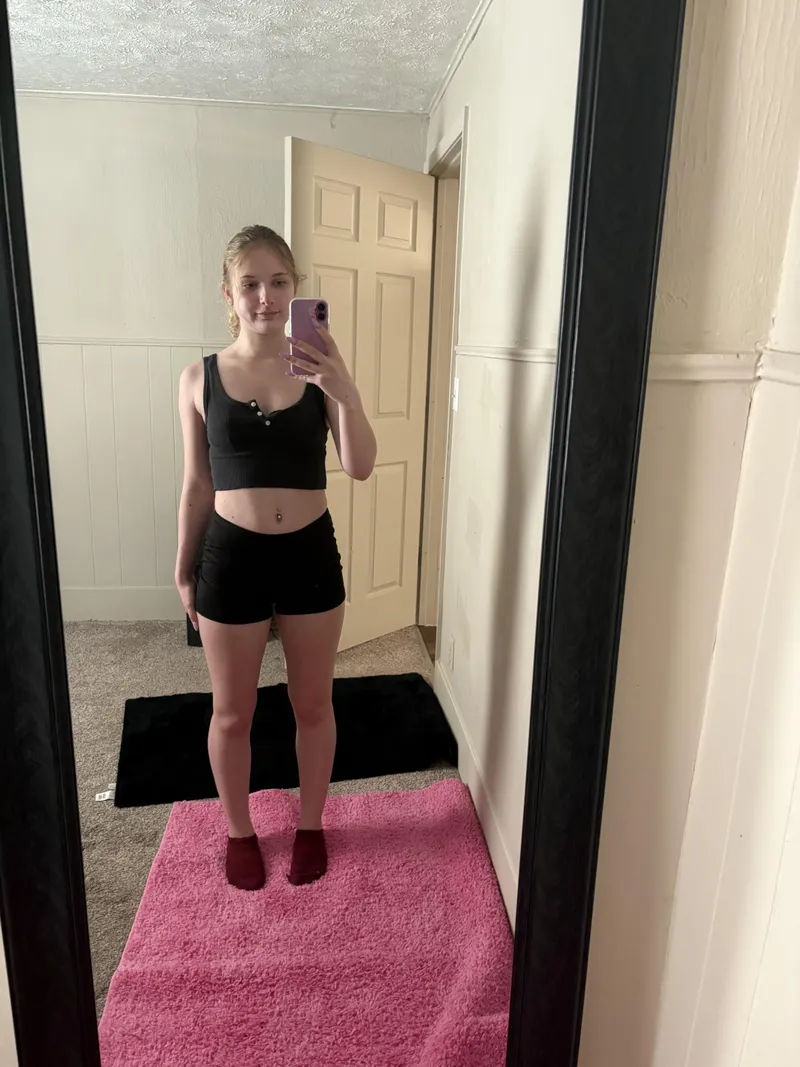 Thumbnail Cute Vibes: Explore My Short Crop Top Style
