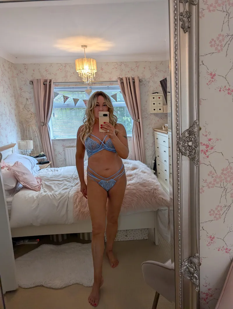 Thumbnail Classy UK Mom Reveals Alluring Mombod