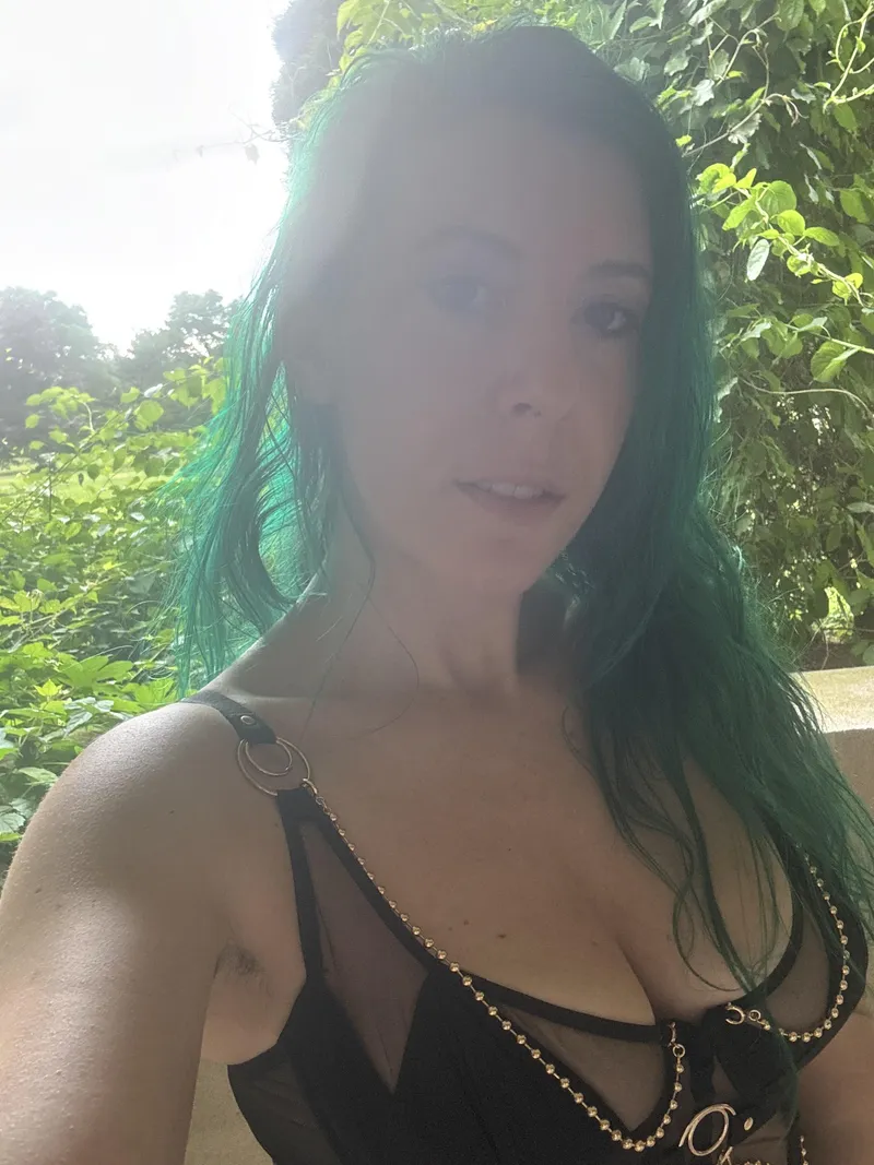 Thumbnail Captivating Poison Ivy Vibes: sirenskiss3's Style Statement | GirlswithNeonHair