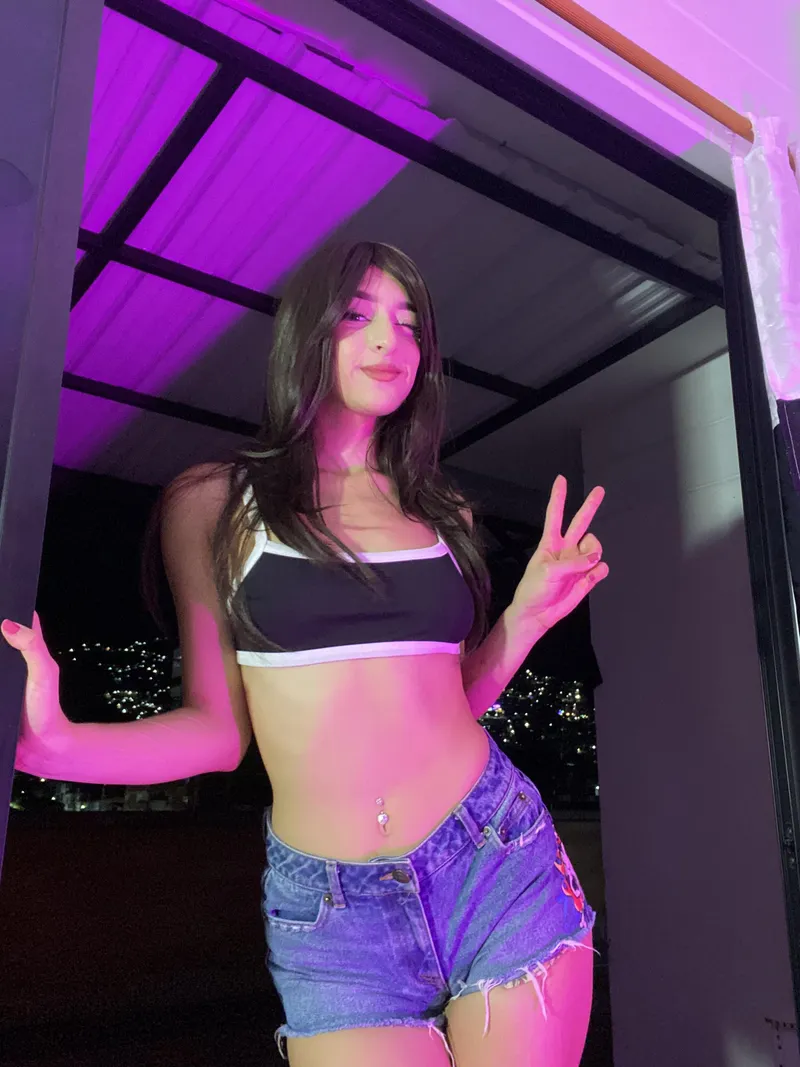Thumbnail Thursday Temptation: Just Enough or Too Much for Croptopgirls