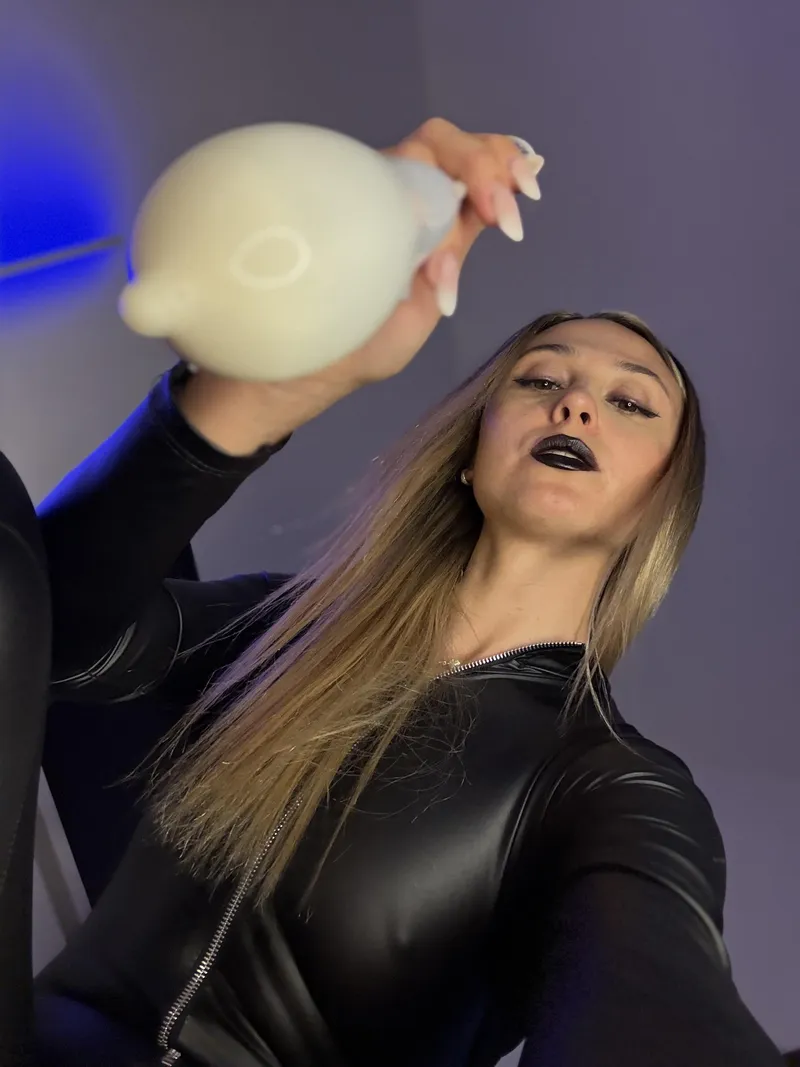 Thumbnail Temperature Play: 'Do you like eating cum while it’s warm or cold?' by ninamisgod in the fetish World
