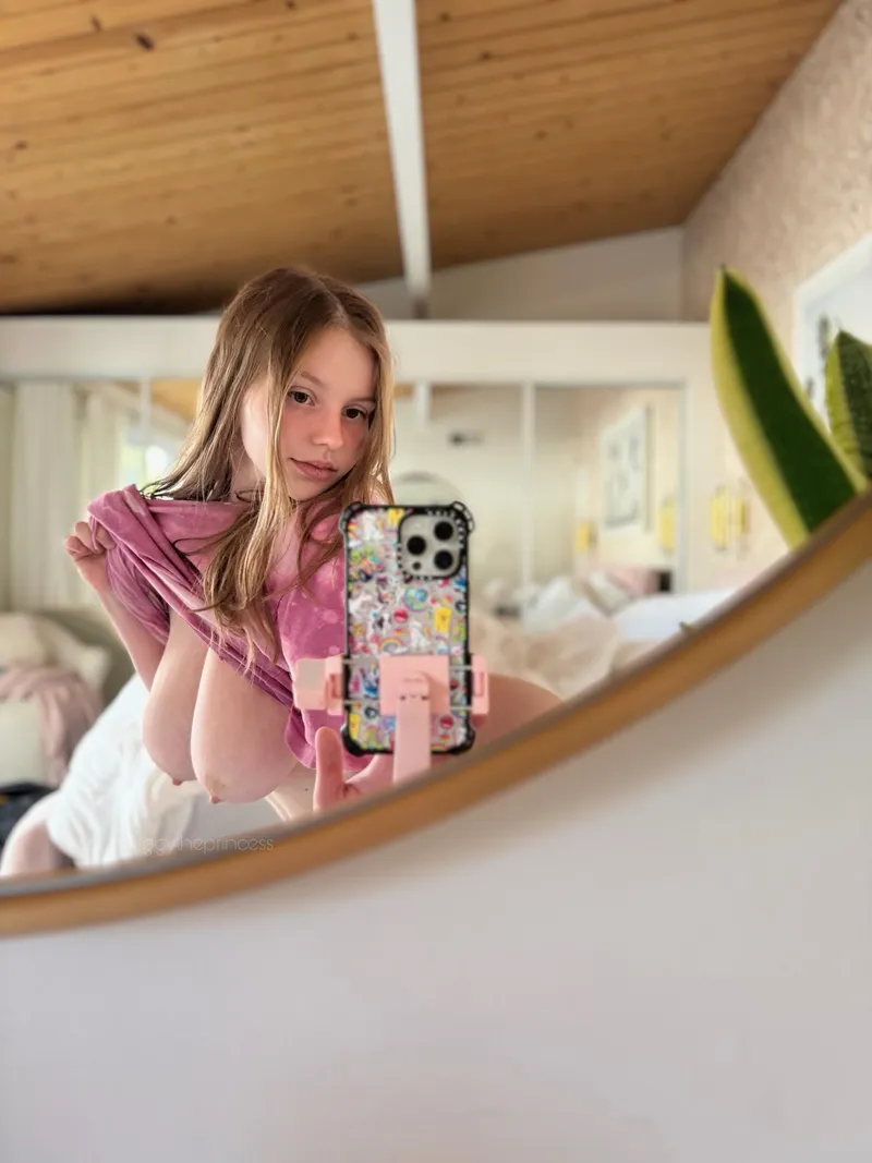 Thumbnail MirrorSelfie Beauty: Appreciating Fat Hangers by iggytheprincess