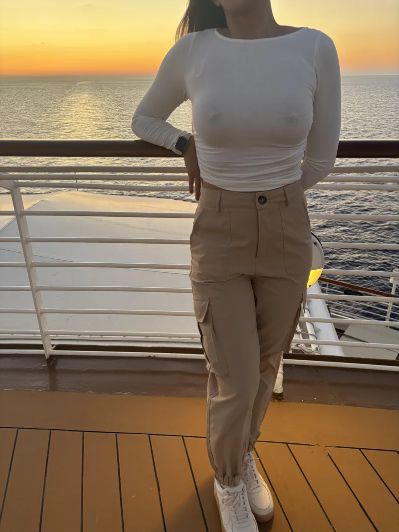 Thumbnail Mischiefmaya: Comfort & Stares - Braless Confidence