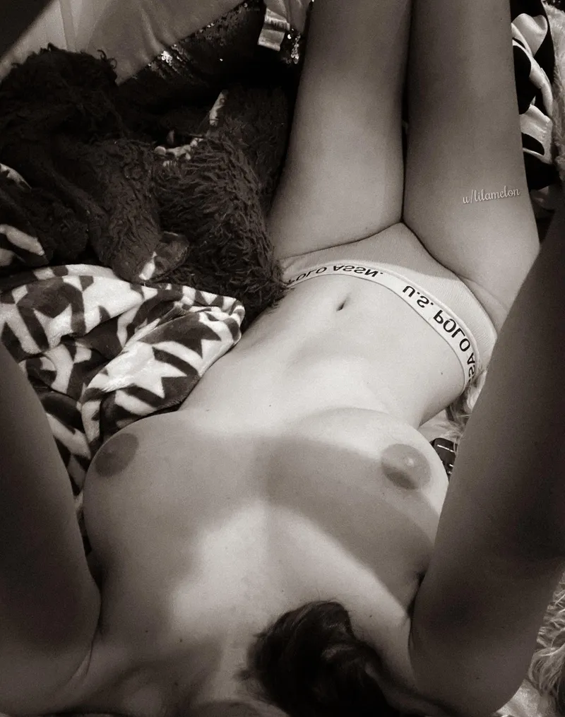 Thumbnail Curves in Monochrome: lilamelon's Artistic Display