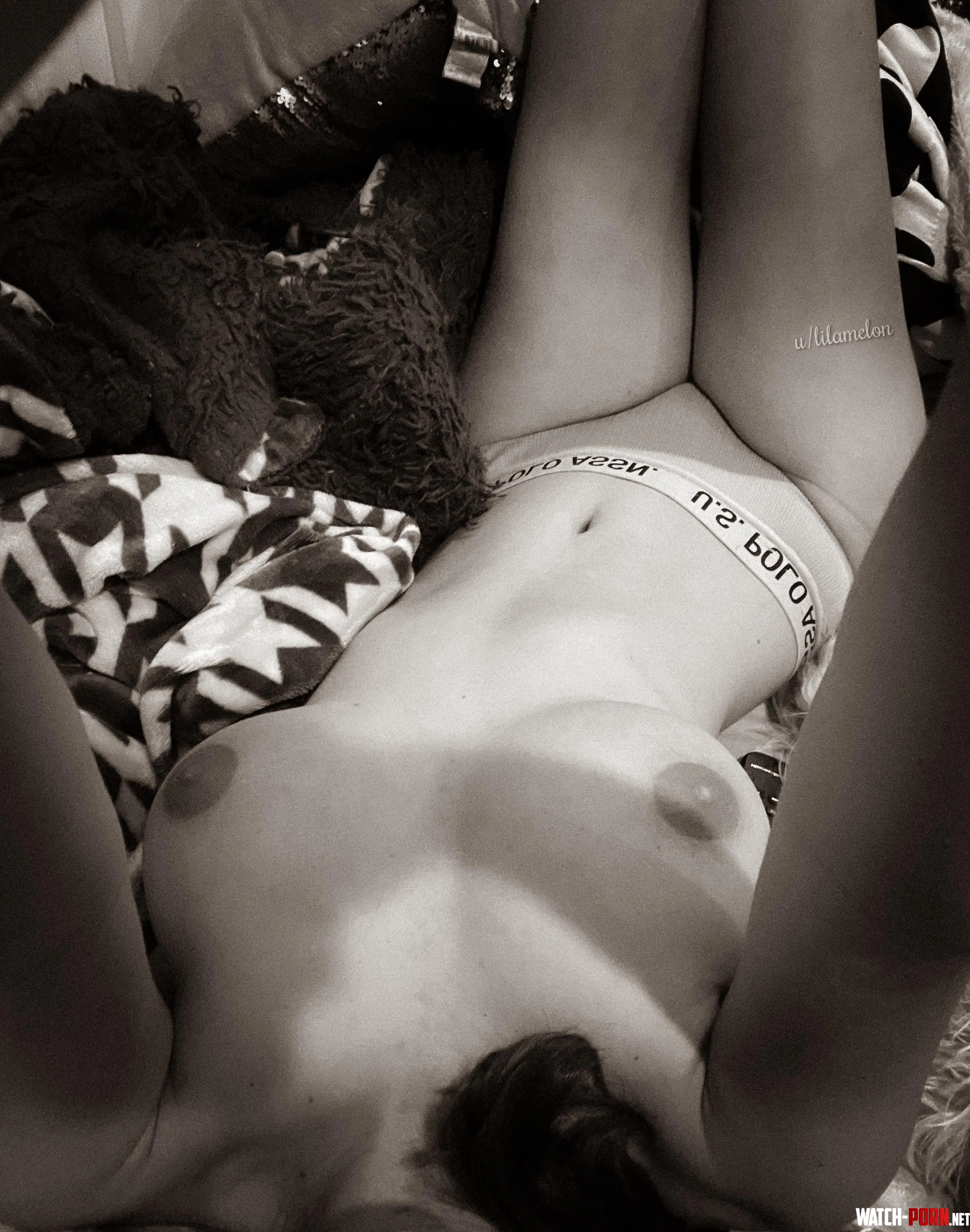 My curves in black and white by lilamelon