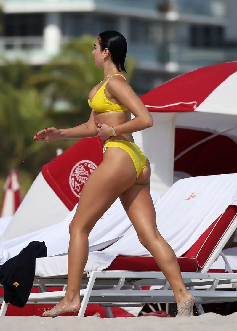 Thumbnail Dua Lipa: A Queen with Beautiful Celebrity Butts | CelebrityButts