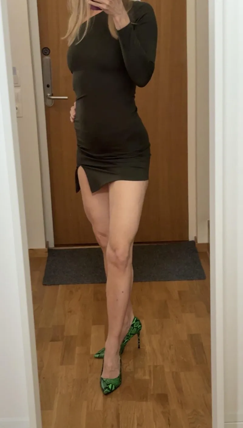 Thumbnail SwedishBlossom's Colorful Confession: 'Green - My Forever Favorite at 45'