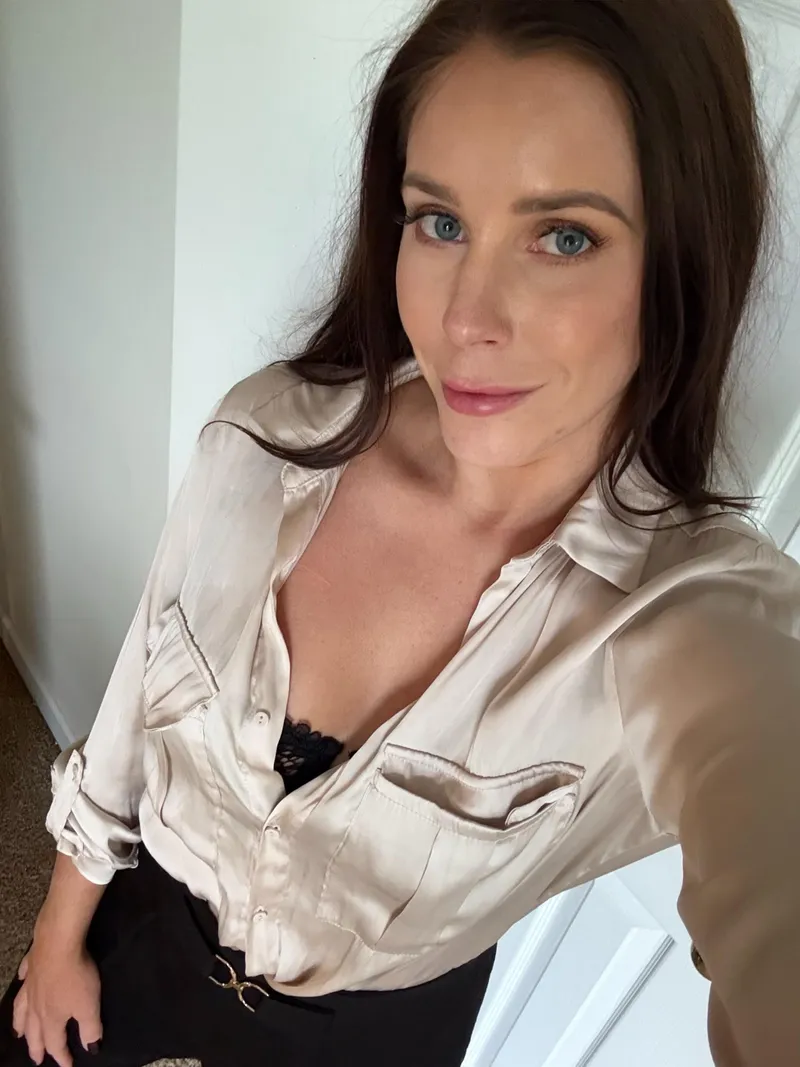 Thumbnail Married Yet Single at Work - jessicaliciouss0's Milfie Life