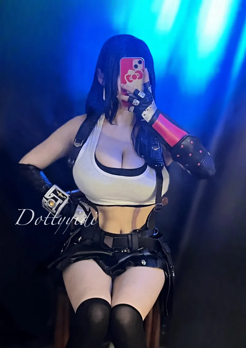 Thumbnail Upbeat-Case-8961 Rocks Tifa Cosplay by Dottyyidi