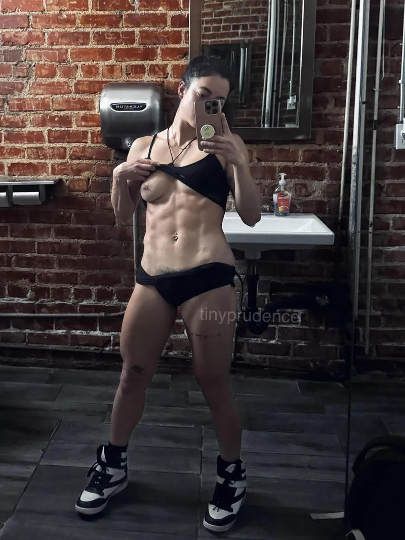 Thumbnail FitGirls: Moody Lighting Love by tinyprudence
