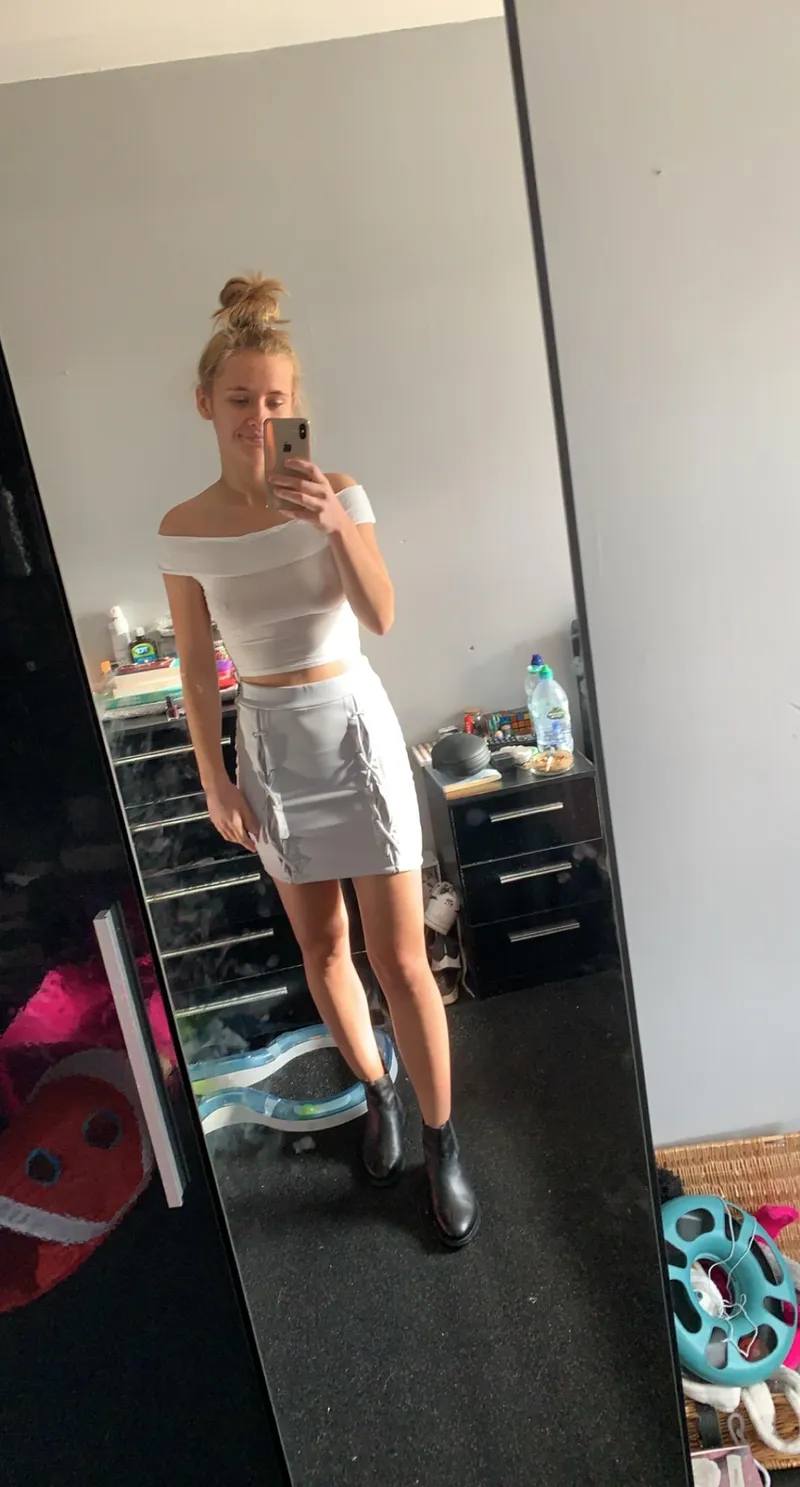 Thumbnail Feeling Pretty: Explore hottiex7's Stylish Impressions in Croptopgirls