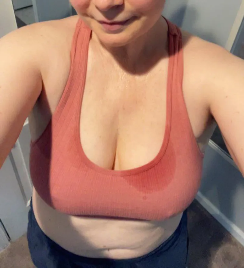 Thumbnail CougarMarie's Post-Run Cleavage Selfie Revealed