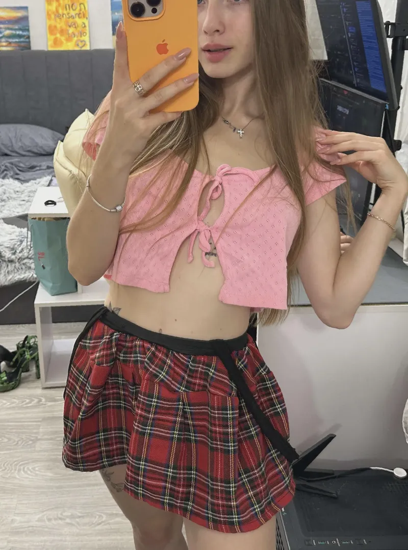 Thumbnail Naughty Charm: LushLyn9 Unveils College Days Secrets | croptopgirls