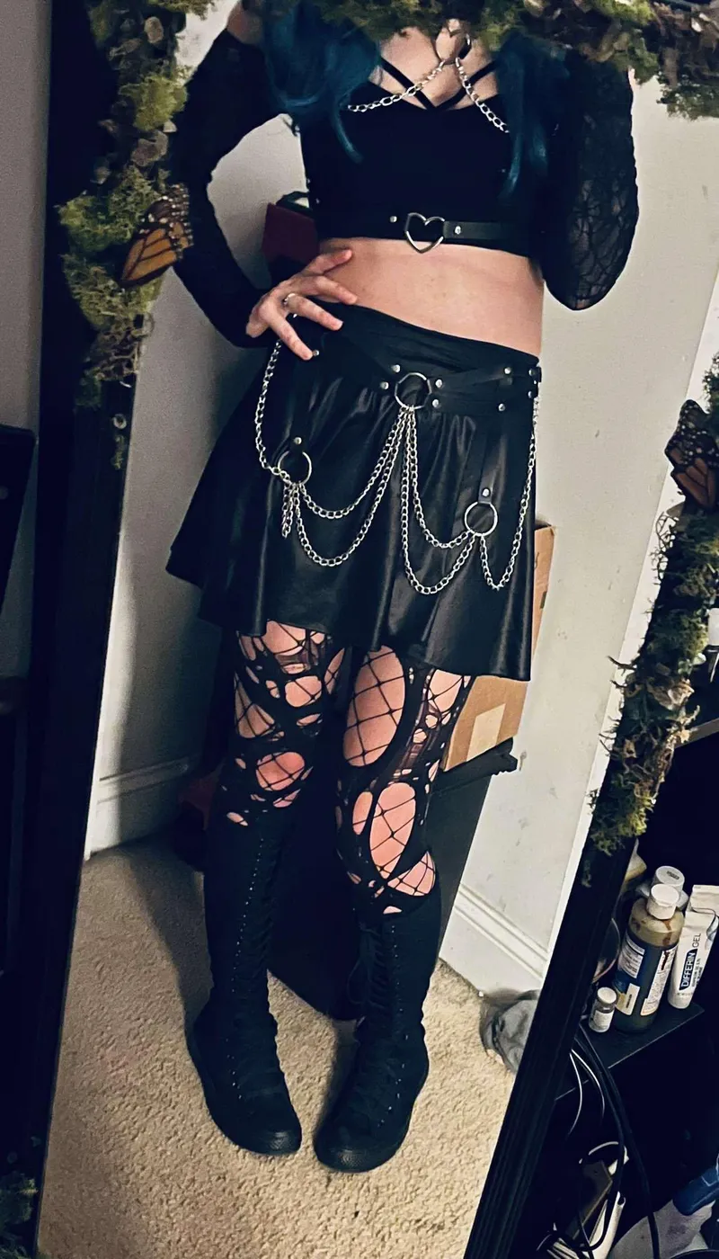 Thumbnail Is SuccessfulFlower2047 Cute? Find Out in LadiesInLeather