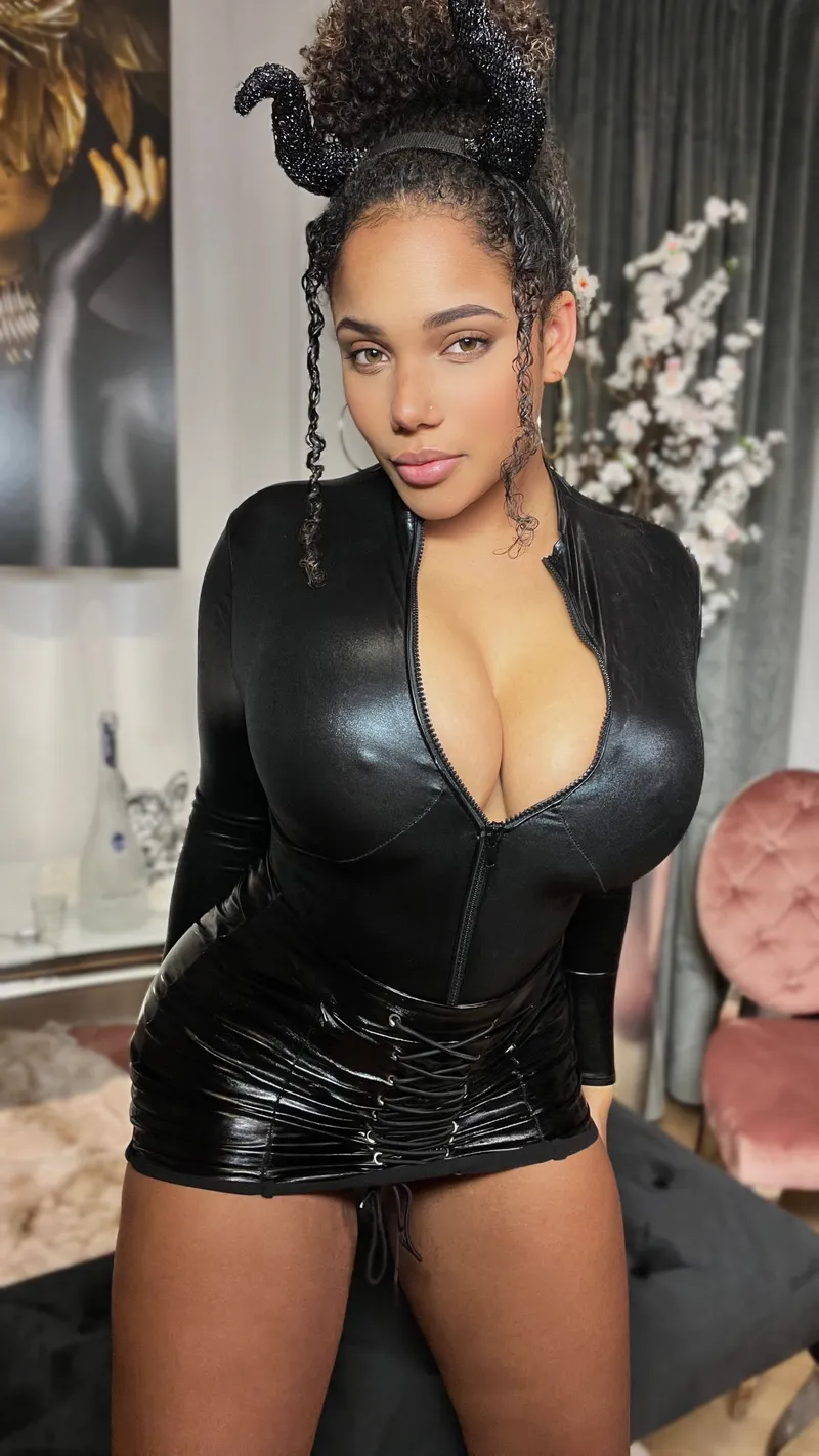 Thumbnail thekixxy's Scenic View: A LadiesInLeather Treat