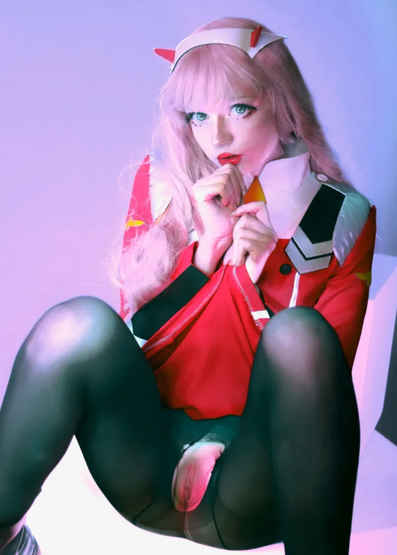 Thumbnail MereOasis Embodies Zero Two in Ave Ria for NudeCosplay