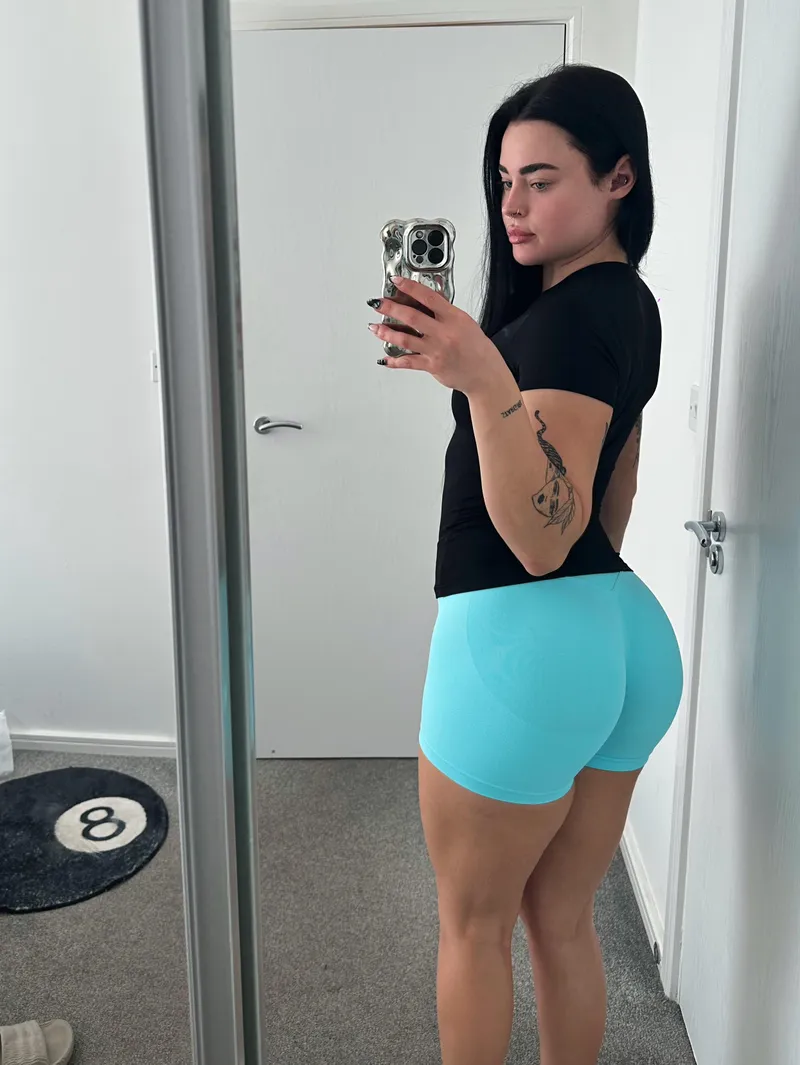 Thumbnail Itsemilyraine Grabs Attention in the Gym with Yoga Pants Outfit