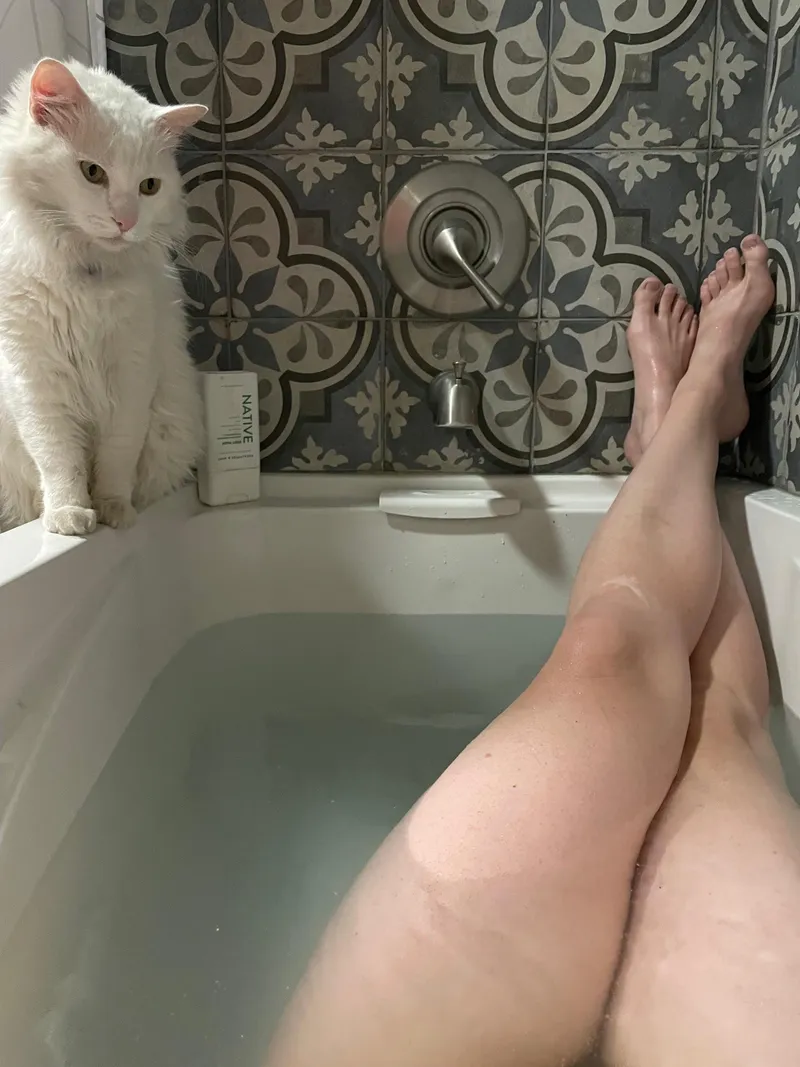 Thumbnail Outrageous-exit2024 Explores a New Subreddit with 42F Legs