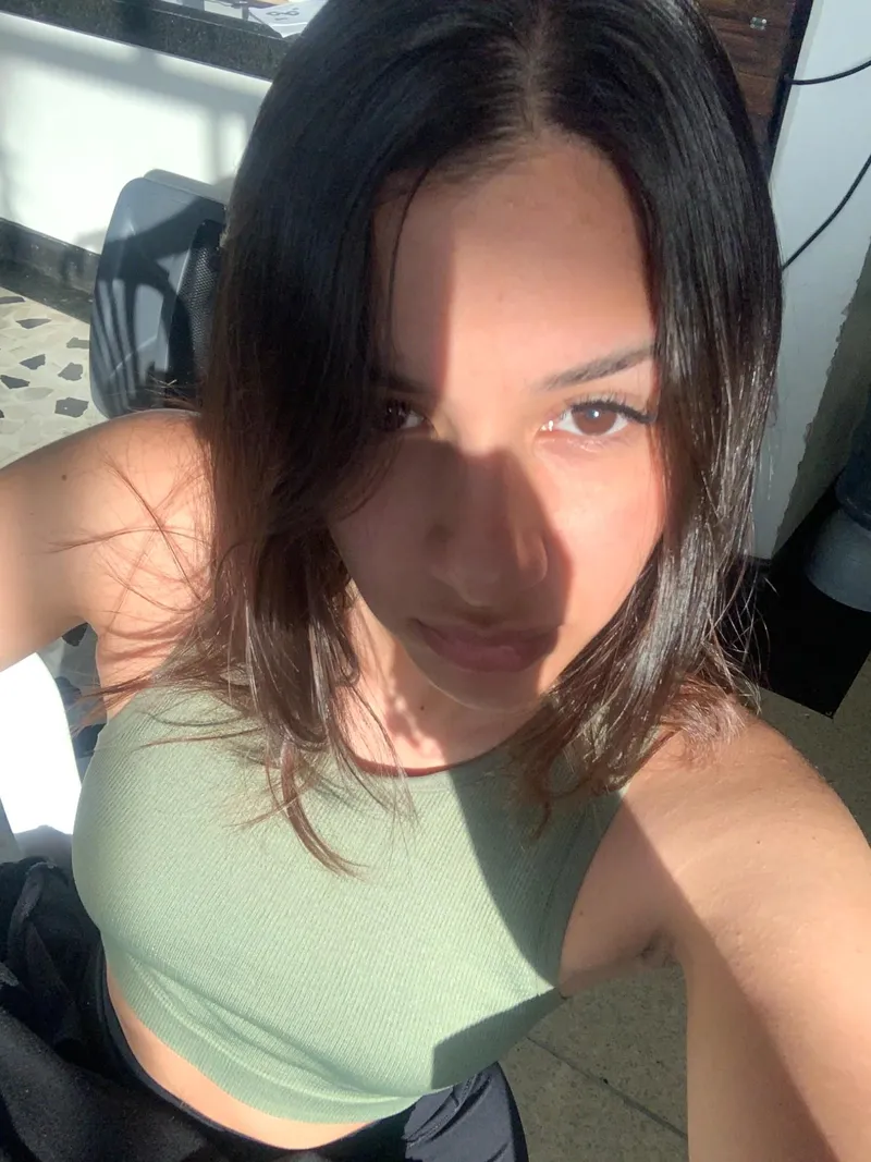 Thumbnail ViccyCuteSmile Soaks Up the Sun