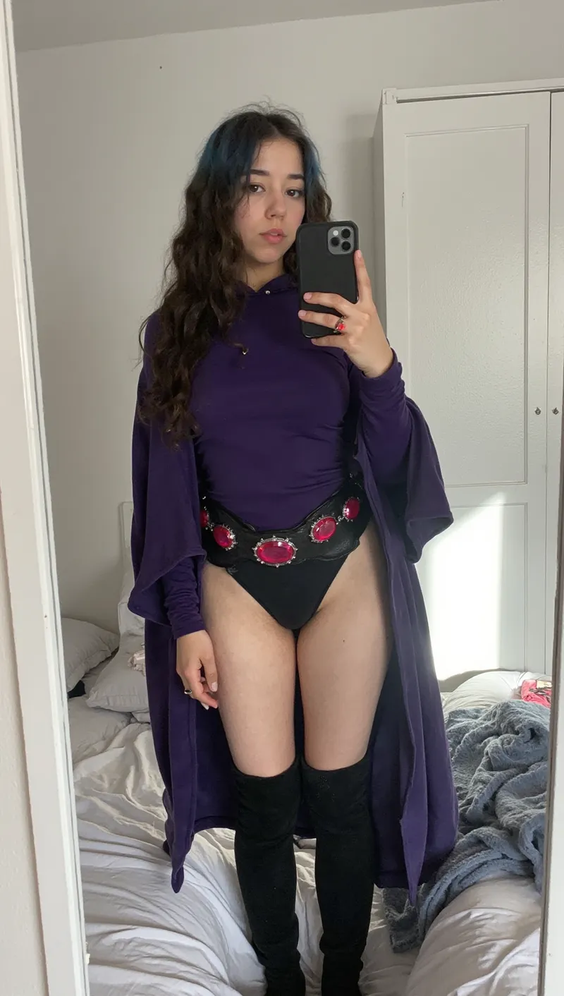 Thumbnail Mesmerizing Raven: Izzy Channels Iconic Cosplay Character