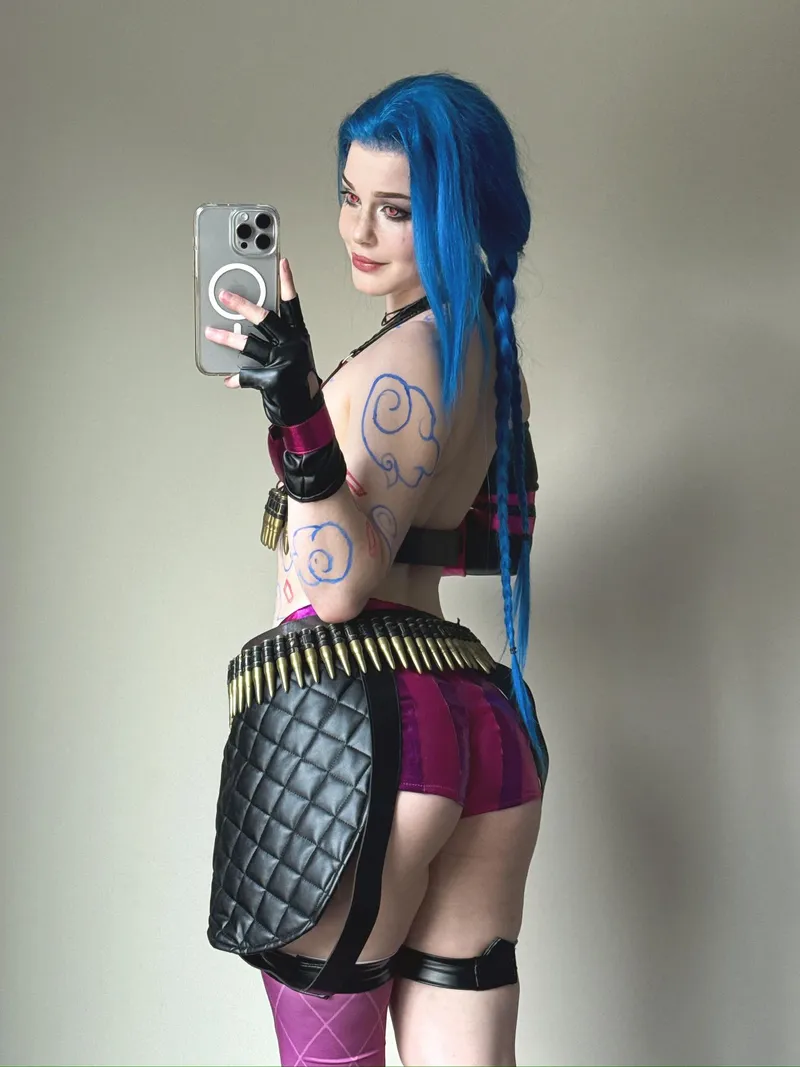 Thumbnail Jinx from League of Legends Cosplay by Emfox: egirlcake's Stunning Transformation